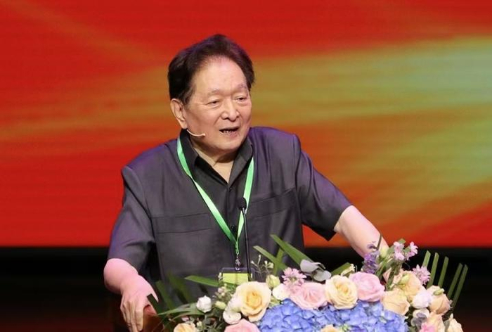 瞿弦和80岁高龄的表演艺术家瞿弦和代表主办单位向到会代表简要汇报了