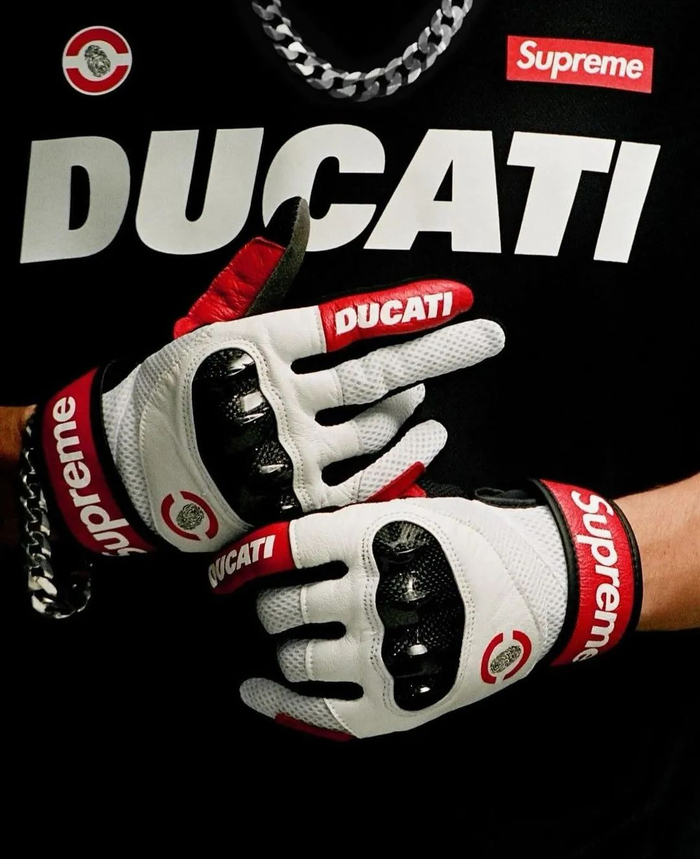 早些时候就有曝光的supreme与知名摩托车品牌ducati杜卡迪的合作机车