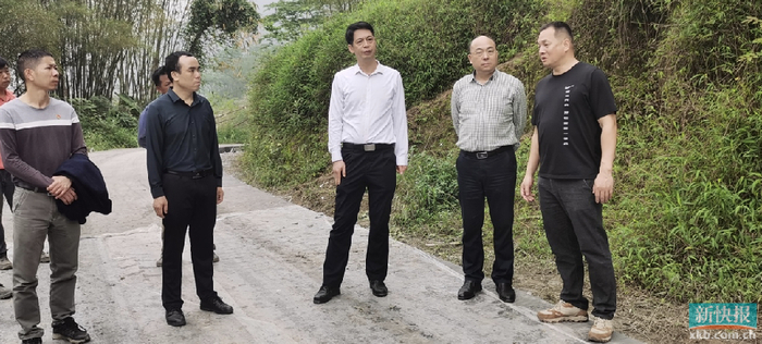 市政协党组成员,秘书长谢志明一行到yc52线峡头段察看建设情况.