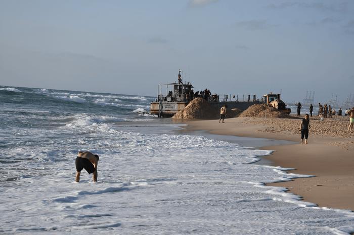 搁浅在加沙码头附近的小型机动船机械化登陆艇（LCM） 图源：社交媒体