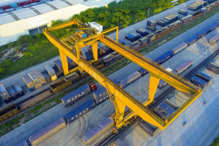 货运繁忙的南宁国际铁路港.在地铁1号线会展中心站,乘客有序出站.