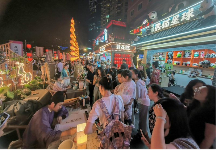 夜游成都的游客。陈雪波/摄影