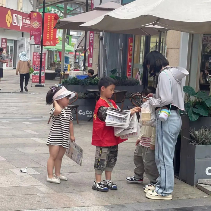 【活动回顾】扬子小记者街头卖报,小报童大成长|小记者|扬子|报纸