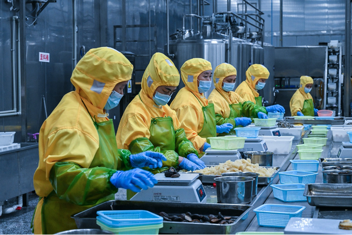 在福建省福清市元洪国际食品产业园，工人在水产品预制菜加工生产线作业。新华社记者 周义 摄