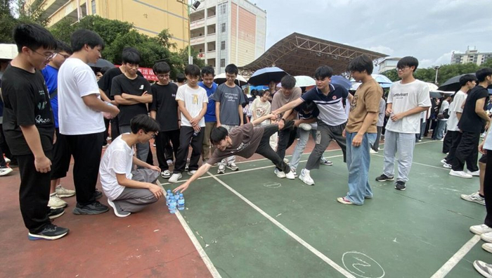 上林县城关中学开展2024届高三减压团体活动