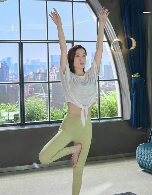 佘诗曼曾说过:瑜伽不仅可以让人的身心得到放松,还能有效塑形,改善