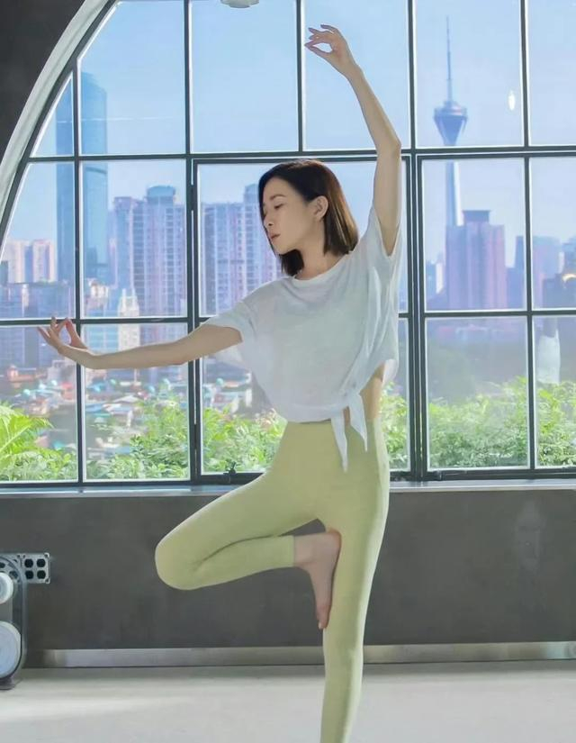 佘诗曼曾说过:瑜伽不仅可以让人的身心得到放松,还能有效塑形,改善