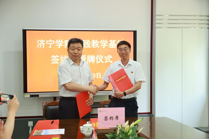 英吉沙县教育局党组书记夏建国高度评价了济宁学院援疆支教工作,并对