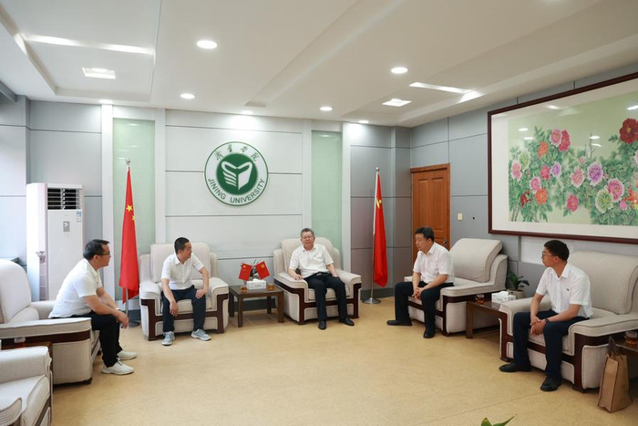 济宁学院与新疆英吉沙县四所学校举行实践教学基地签约暨授牌仪式