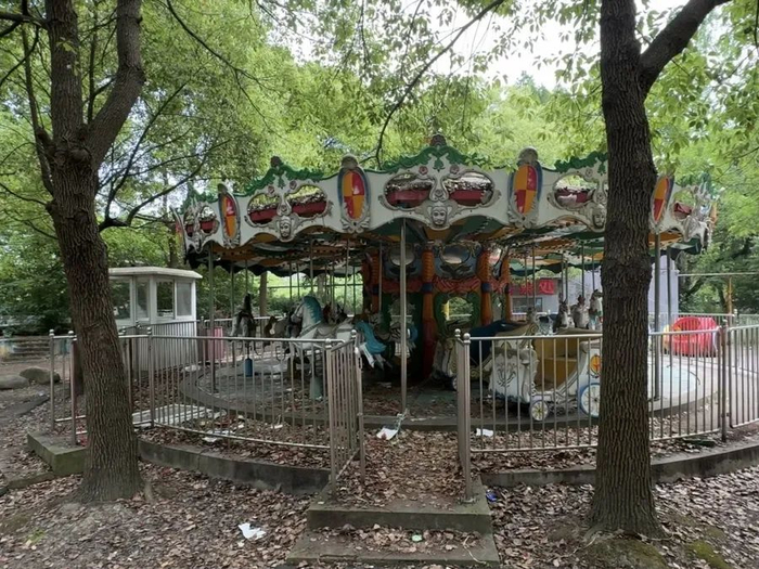 有2个迪士尼大!上海这座乐园荒废了?