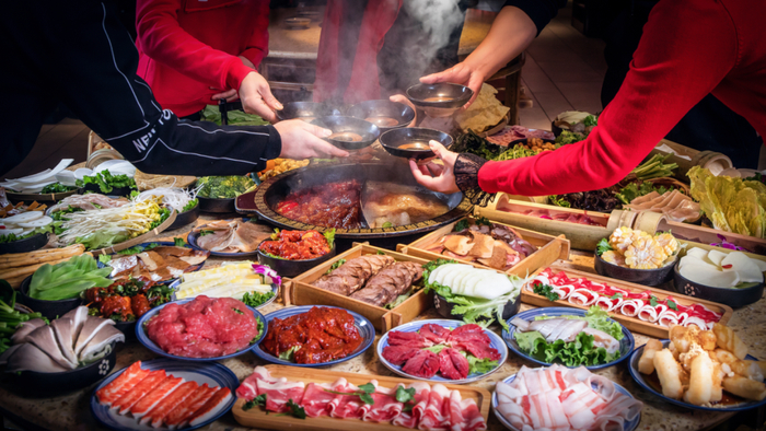 ▲火锅宴席上丰富的食材。图源视觉中国