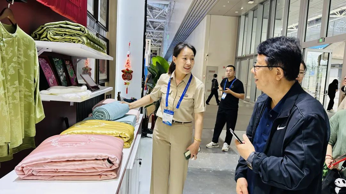 聚焦深圳文博会 | "潞绸"他乡遇"家人"