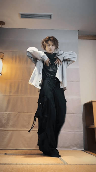 素素素!身高&气场两米八的王老师@晨艺 05 这身穿搭好帅