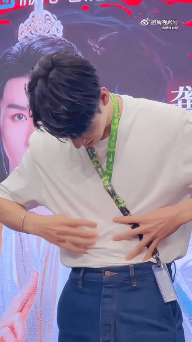 龚俊你好大方,说给看腹肌就给看腹肌!隔衣摸腹肌好赛克西