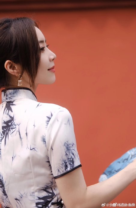 lpl主持人余霜分享照片:库存花絮之旗袍装