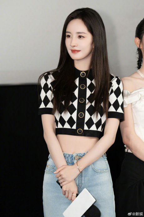 齐刘海幂姐看起来好乖哦～果然美女什么风格都能驾驭