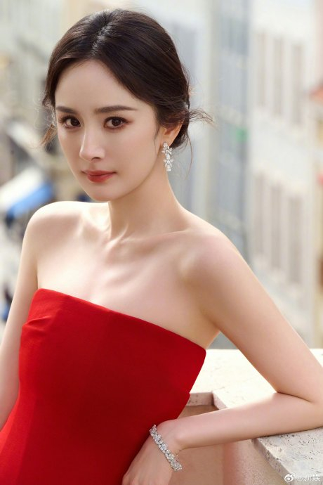 齐刘海幂姐看起来好乖哦～果然美女什么风格都能驾驭