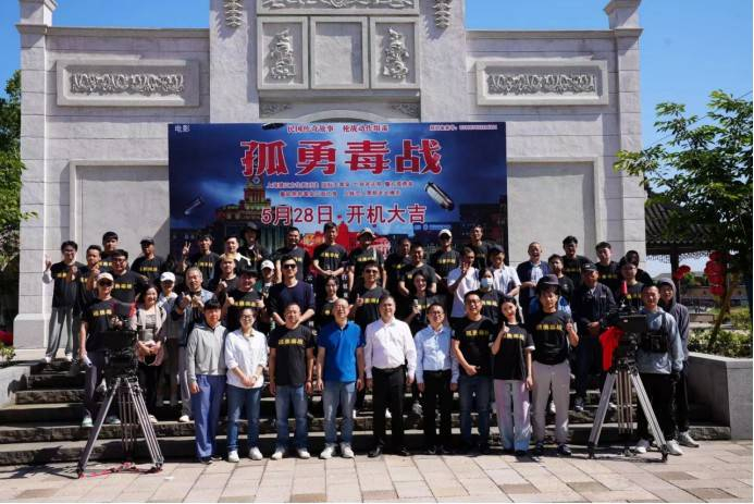 由赵锐勇担任总编导,程海波担任制片人,袁广安担任导演,张勇担任编剧