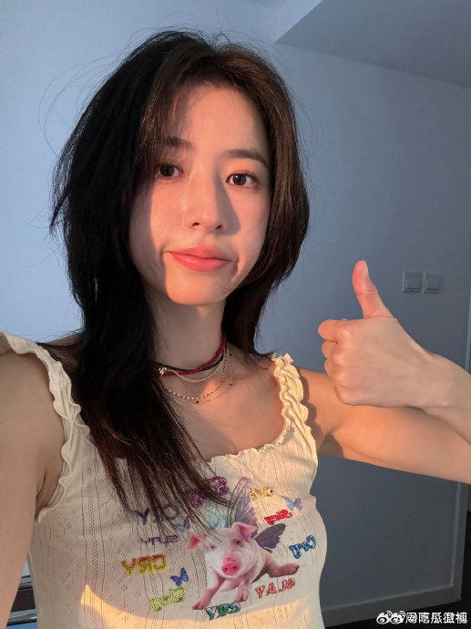 周雨彤小飞猪吊带背心,果然周姐这个精神状态特别美好!