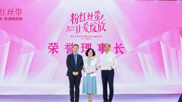 深圳市粉红丝带乳腺关爱中心理事长韩宝三博士为深圳市慈善联合会刘国