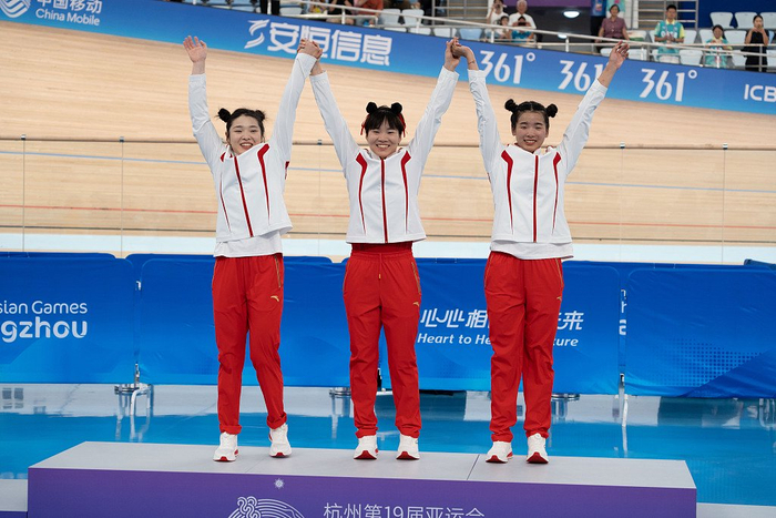 杭州亚运会上，奥运冠军鲍珊菊带领着苑丽颖、郭裕芳获得女子团体竞速赛金牌。