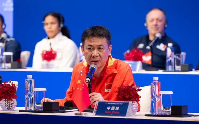 中国女排主教练蔡斌在赛前新闻发布会上发言。 图/新华社