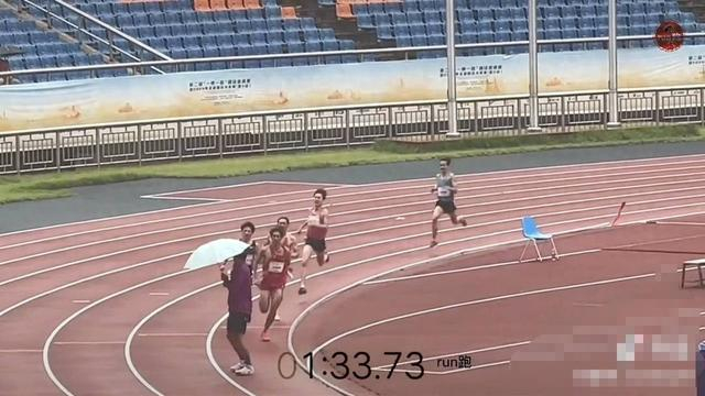 男子闯入比赛赛道。视频截图