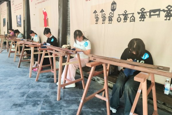 县大宁古城漫滩路举办,来自各乡镇的百余名选手展示了他们的多种绝活