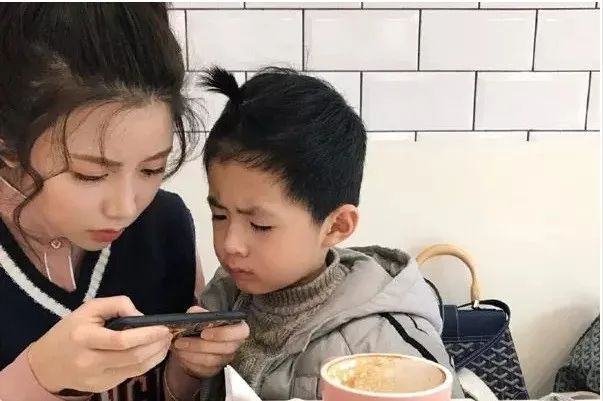 离异又带娃,还能让3个男人围着她团团转?