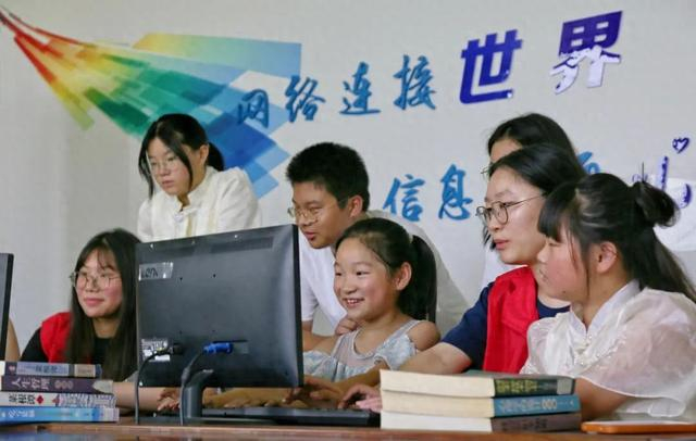 2023年8月26日，江苏省海安市墩头镇新海村农家书屋，志愿者通过演示操作给未成年学生讲授安全上网知识。周强 摄