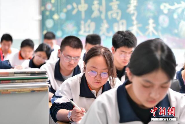 高三学子在教室内紧张复习，备战即将到来的2024年高考。 韦亮 摄