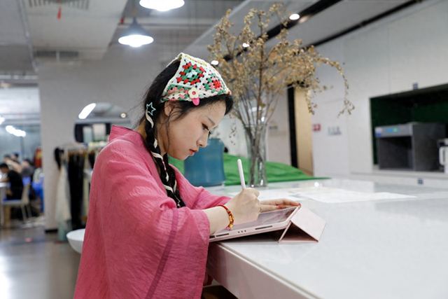 蔡晓彤正在为新中式服饰画设计草图。 陈财|摄