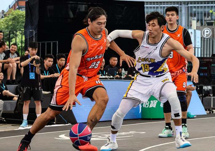 刘恒驿带球突破。 刘佳和 图