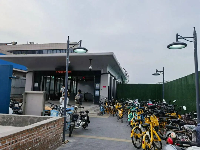 北京这个地铁站附近围挡为何久不拆除?建设单位:将进行换乘通道施工!|地铁|地铁站|北京市_新浪新闻