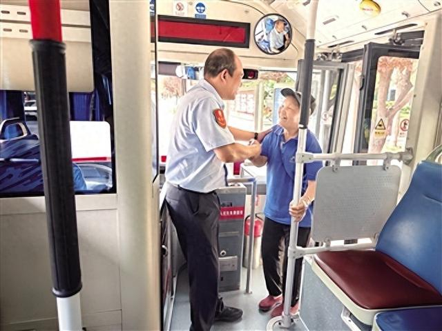 郑州公交g52全线路开启敬老模式