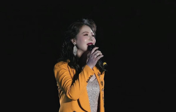 (图为温泉县野牛车队获荣誉奖杯 楠登 摄)一场精彩的开幕式,在精河