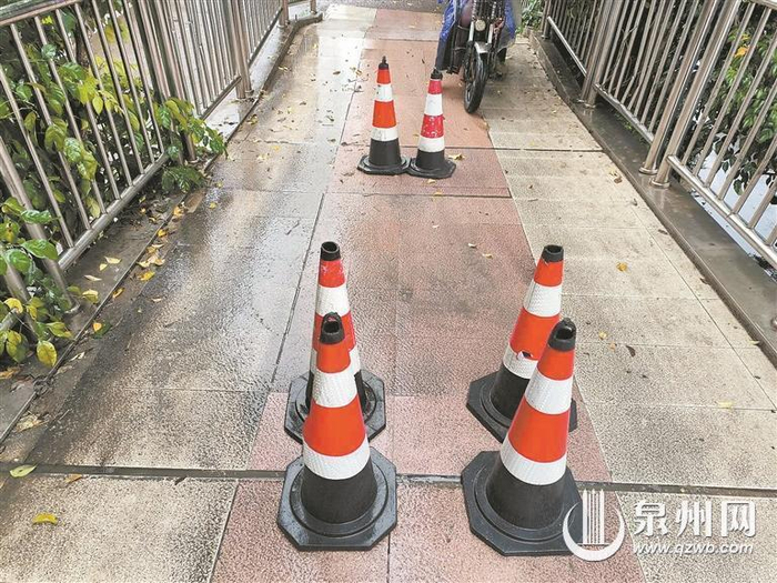 天桥雨天湿滑 过往"骑士"心慌