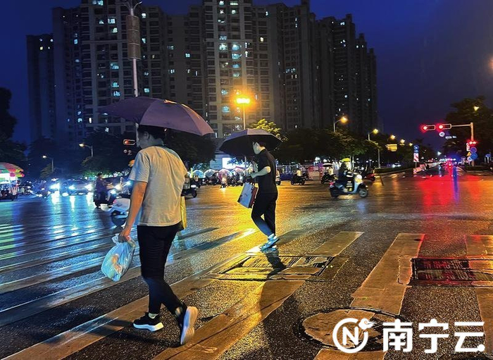 暴雨来袭！范围广强度大致灾风险高 广西及南宁多预警齐发-南宁市暴雨预警