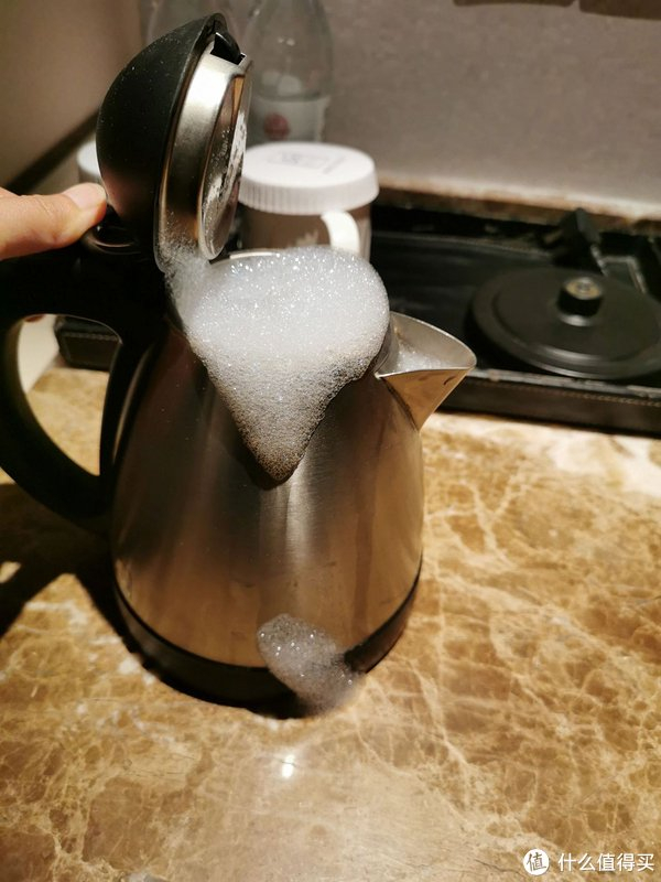 酒店的水壶有些住客可能不会当水壶用,而是用它来煮面,煮内衣内裤袜子
