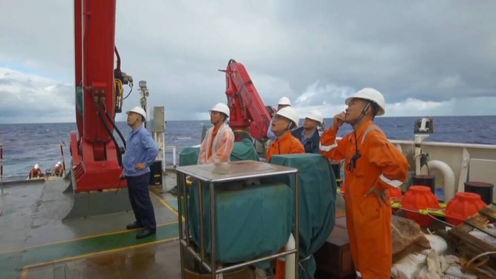 首探大西洋 成功下潜46次 "深海一号"携"蛟龙号"荣归青岛母港