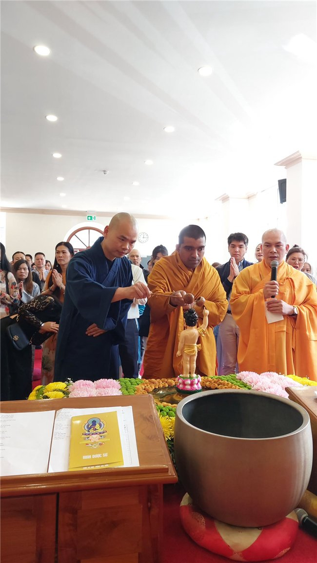 英国少林修文化中心负责人释延修,释恒越二位法师,在此活动向大众转达