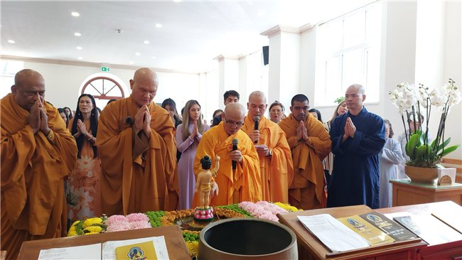 英国少林修文化中心隆重举行卫塞节活动|少林|法师|英国_新浪新闻