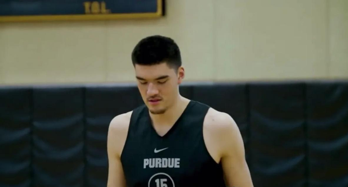 号称小姚明,詹眉迎最强帮手|埃迪|周志豪|湖人_新浪新闻