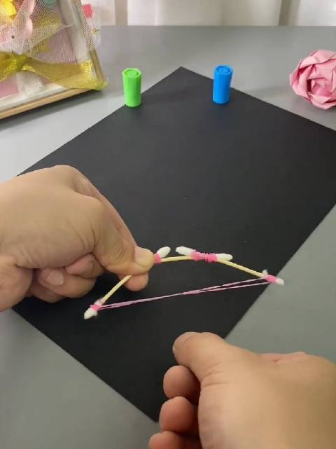 用家里的棉签和孩子来做好玩的迷你手工自制玩具吧