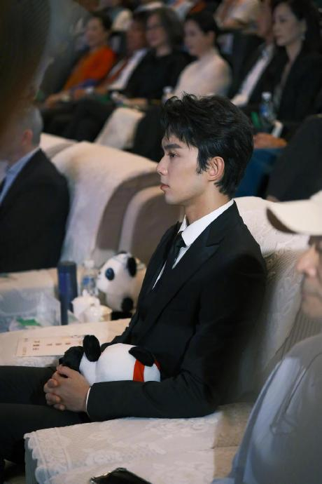 吴磊昨日雅安活动一组内场神图 就硬帅啊