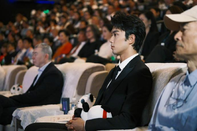 吴磊昨日雅安活动一组内场神图 就硬帅啊