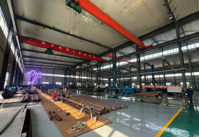 走进位于葫芦岛打渔山经济开发区国华能源装备集团有限公司厂区,吊车