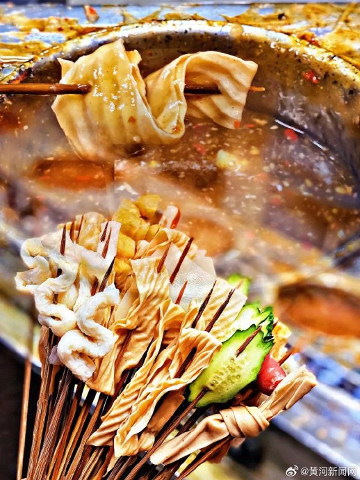 报道介绍,在山西太原流行一种特色小吃——蘸串儿,看着和麻辣烫,串串