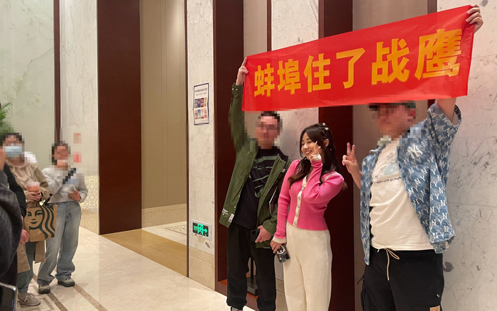 棋手战鹰（右二）因解说围棋赛事爆火。  新京报记者 孙海光 摄