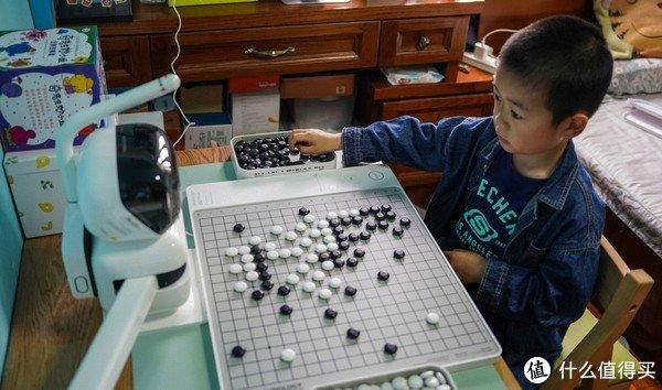 让孩子爱上围棋？试试元萝卜下棋机器人，开启智慧与艺术的探索之旅！